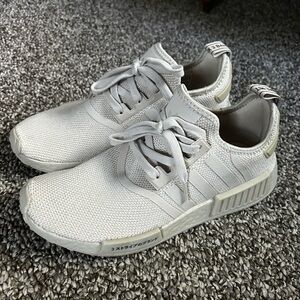 Woman’s Adidas Sneakers in Cream size 8 1/2